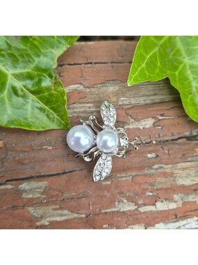 ⭐Silver Bumble Bee Animal Brooch Double White Pearls and Sparkling Crystal Wings
